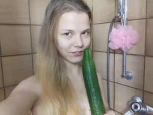 Lola LaCita Porno Video: Kopfkino: Was würdest Du mit dieser Gurke tun?